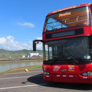 Autobús de CitySightseeing recorriendo la ciudad de Panamá