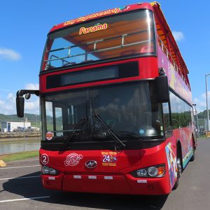 Imagen de un autobús de City Sightseeing recorriendo la ciudad de Panamá