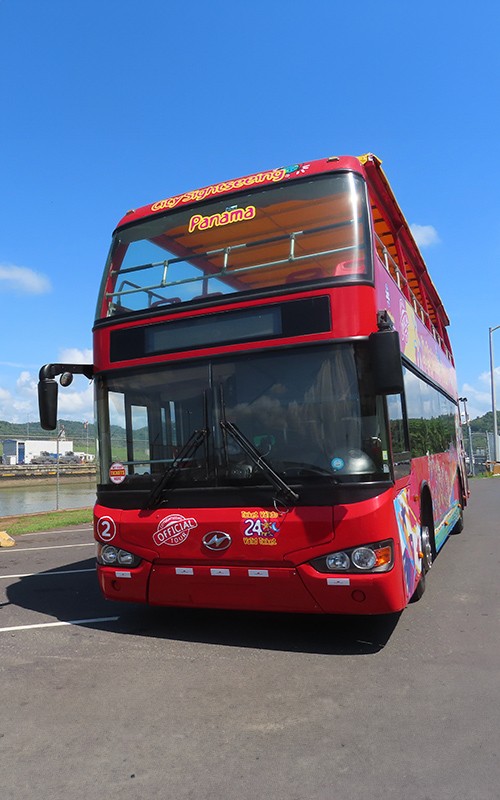 Imagen de un autobús de City Sightseeing recorriendo la ciudad de Panamá